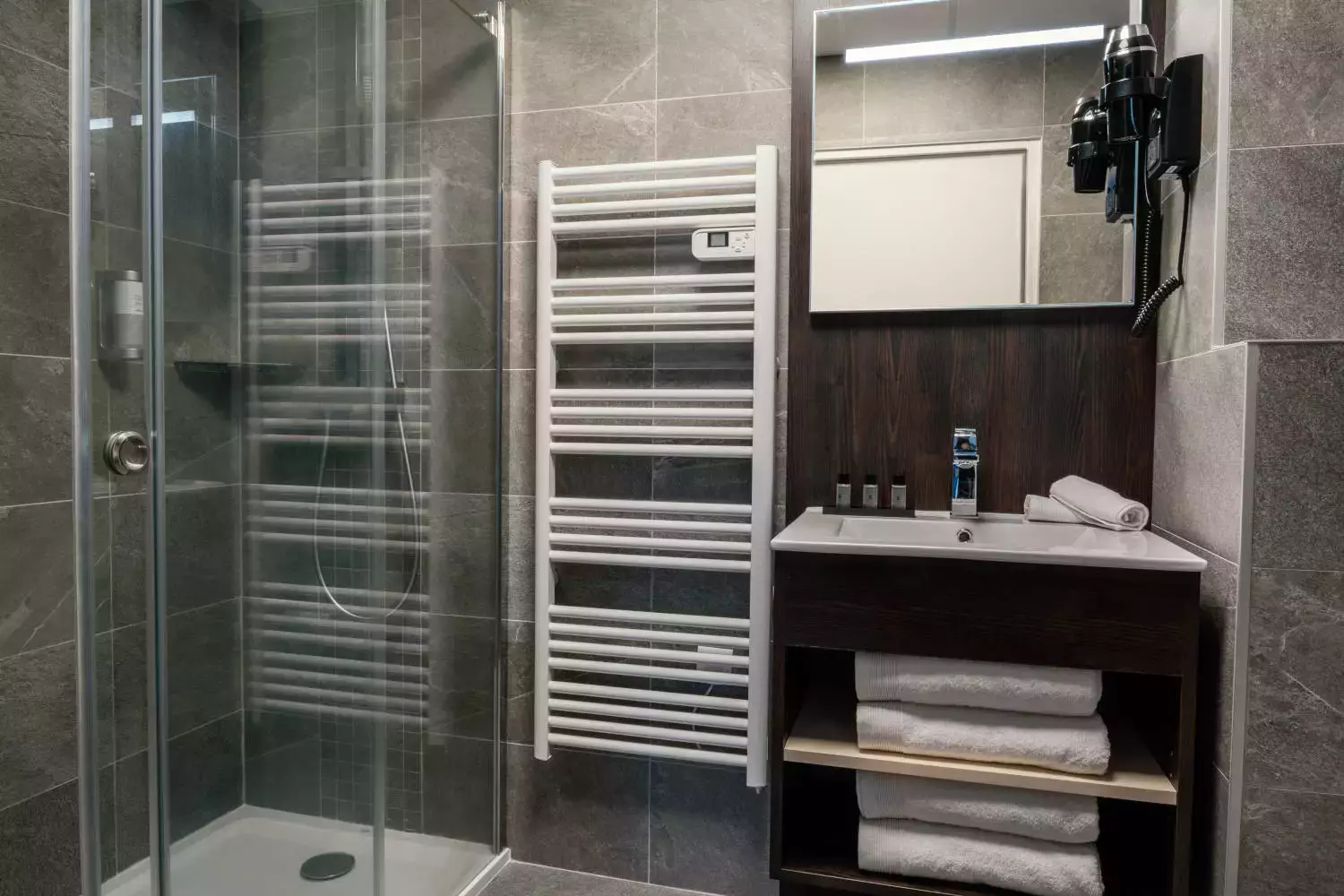 Salle de bain | Les Cottages de France, hôtel près de Villepinte